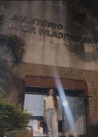 Alessandra Nastassja em frente ao auditório da Fatec SP