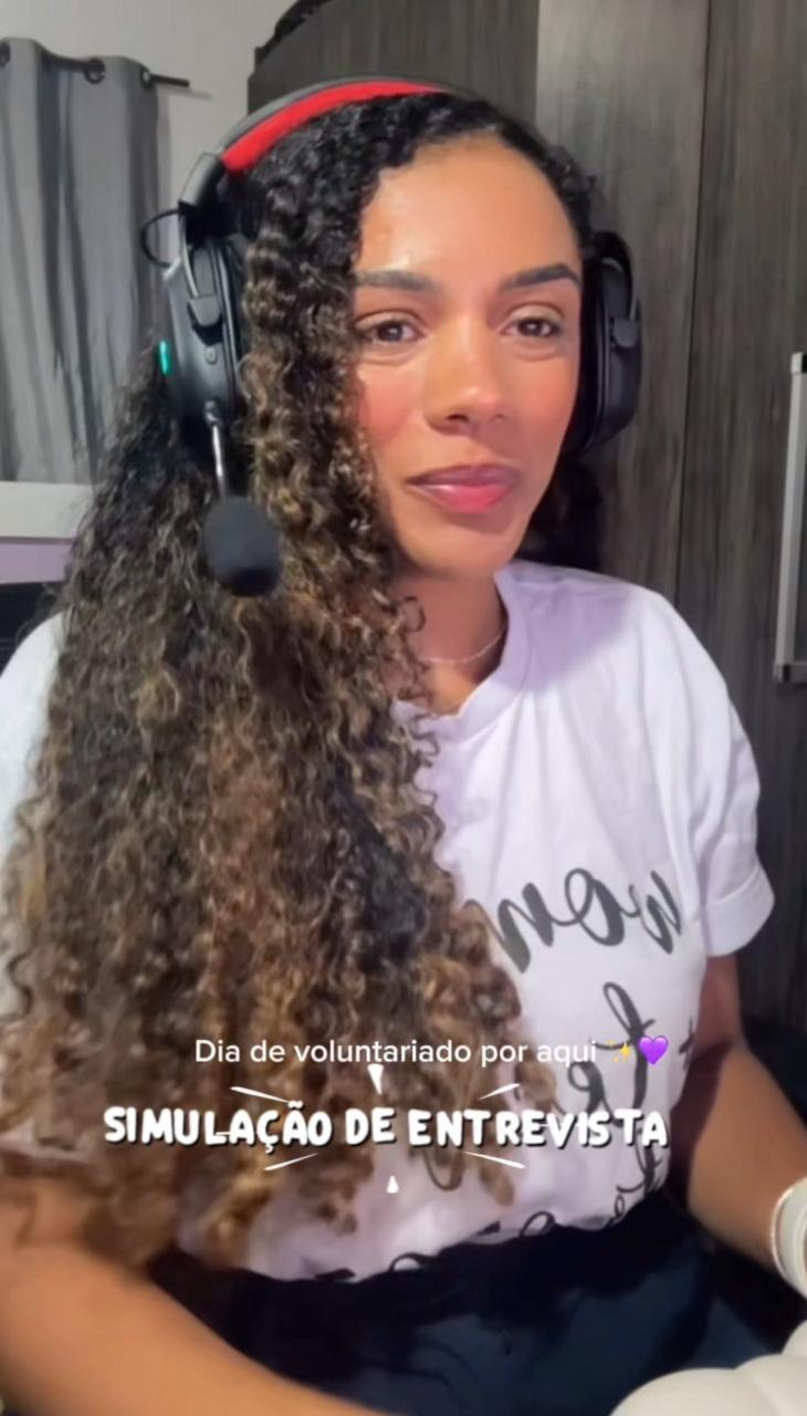 Alessandra Nastassja de headset durante a simulação de entrevista na WoMakersCode