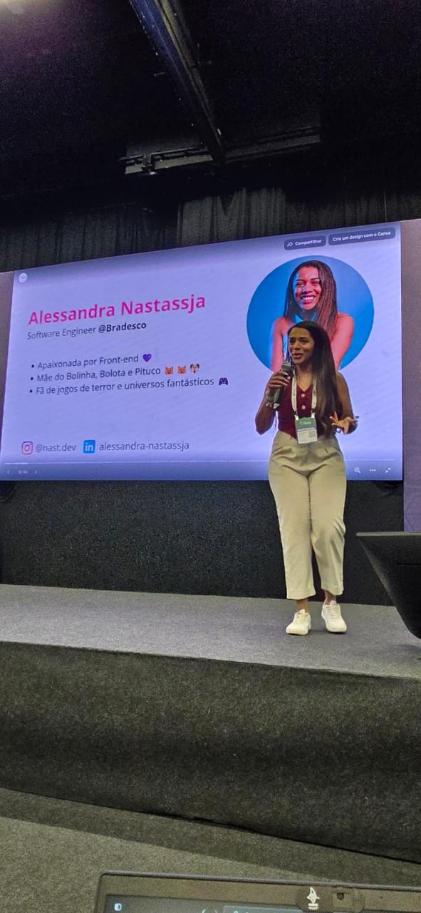 Alessandra Nastassja apresentando uma palestra no palco do TDC 2026
