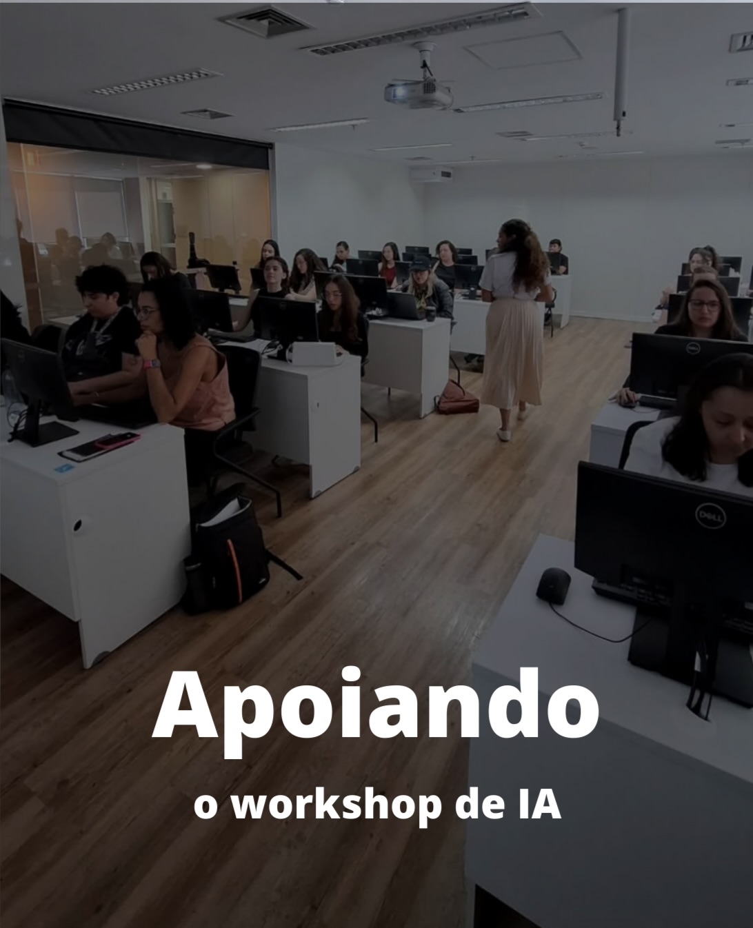 Alessandra Nastassja apoiando participantes durante o workshop de Agentes de IA na FIAP