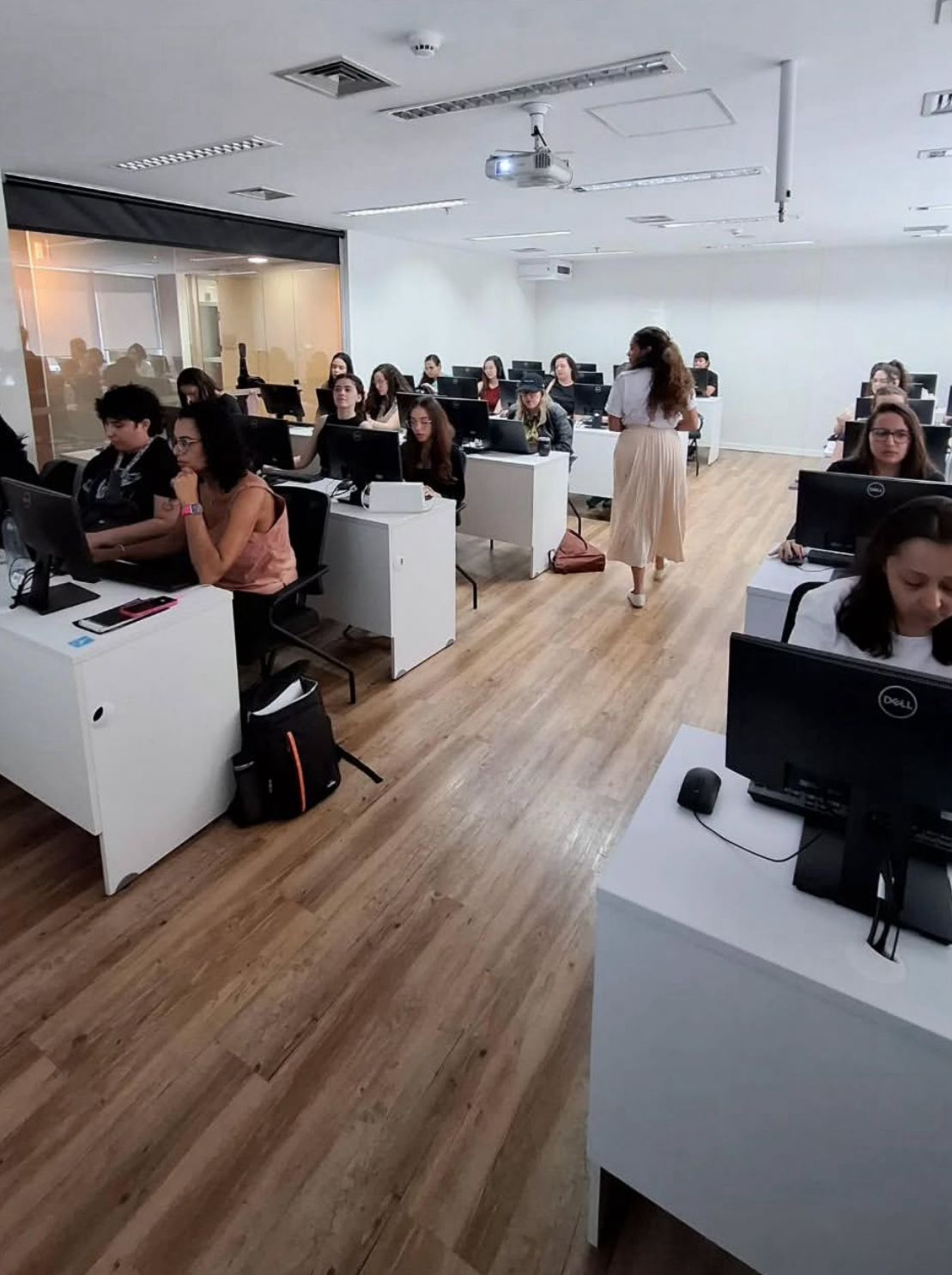 Auxilixar de sala no worskop de Agentes de IA (2025)